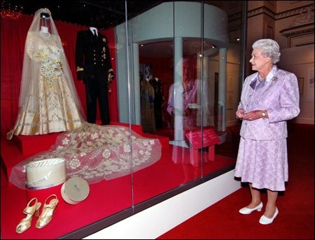 queen elizabeth ii wedding gown. Queen Elizabeth II wedding
